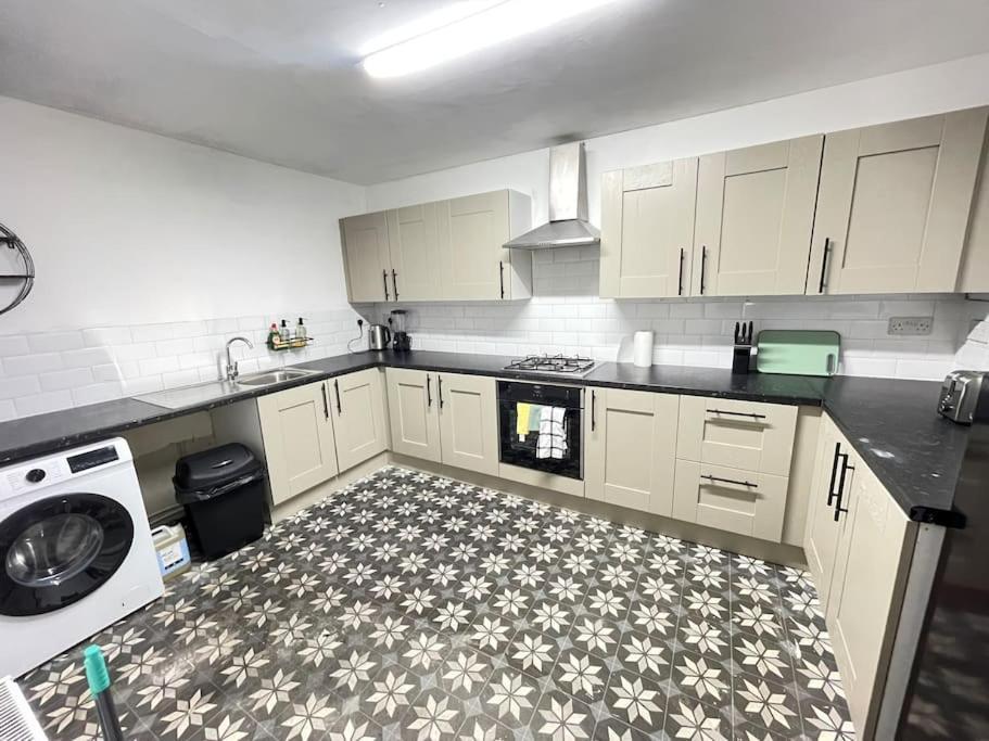 30 Percent Off Weekly Stays - 6 Bedroom House - 11 Beds Blackpool Luaran gambar
